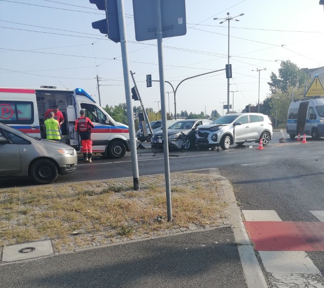 Kierujący Chevroletem trafił z obrażeniami do szpitala.