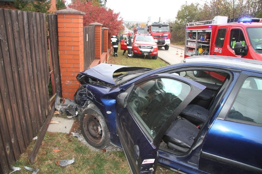 Wypadek w Bilczy. Auto uderzyło w ogrodzenie, kierowca w szpitalu 