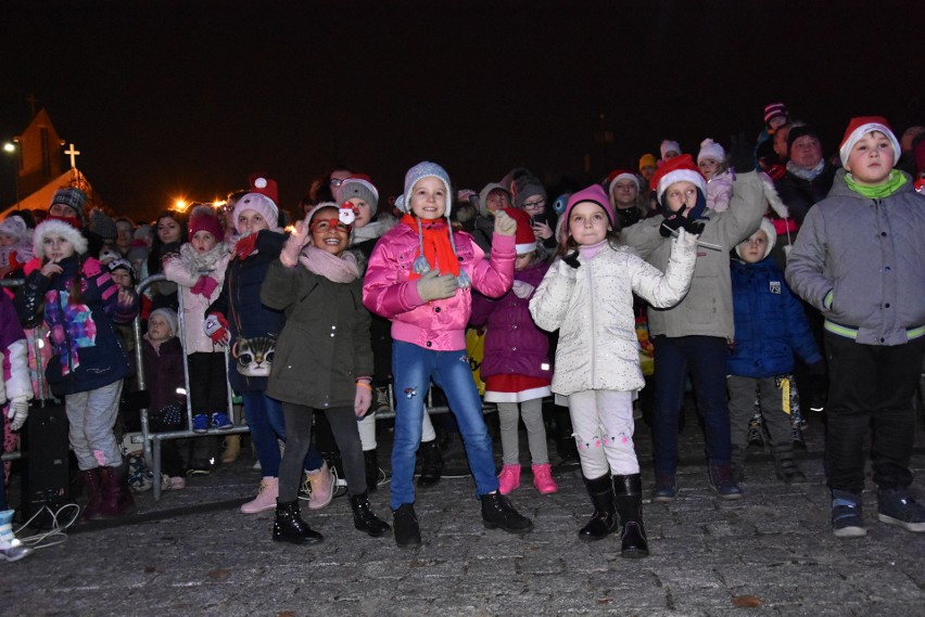 Chrzanów. Św. Mikołaj rozdawał dzieciom prezenty. Pokazy taneczne i fireshow [ZDJĘCIA]