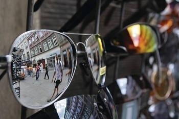 Latem bardzo dobrze sprzedają się okulary słoneczne Fot. Anna Kaczmarz