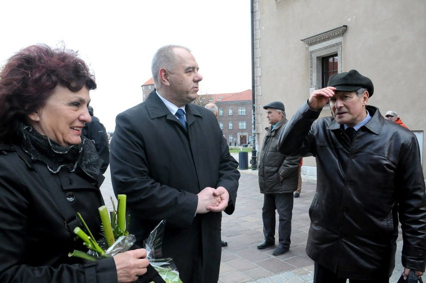 Modlili się w piątą rocznicę pogrzebu Marii i Lecha Kaczyńskich [ZDJĘCIA, WIDEO]