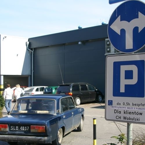 Płatny parking przed CH Wokulski.