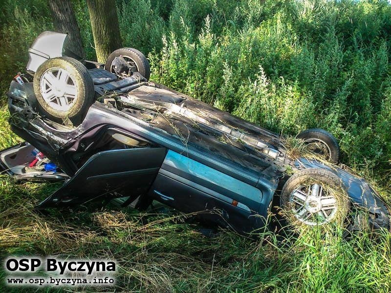 Kierowca renault laguny dachował pod Byczyną. Do wypadku...