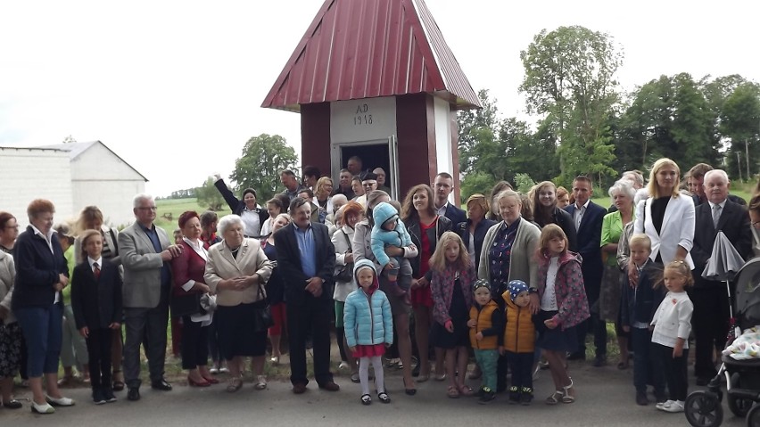 Rodzina i sąsiedzi spotkali się pod 100-letnią kapliczką w Kamieńczyku [ZDJĘCIA]