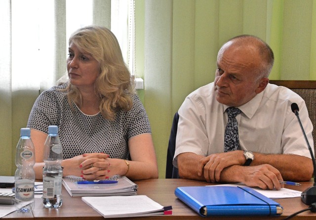 Skarbnik Izabella Moliszewska i starosta Grzegorz Pióro
