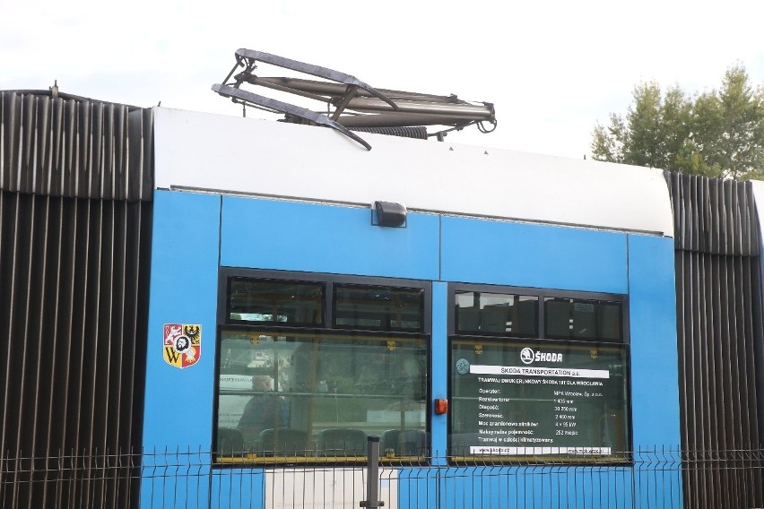 Połamany pantograf w tramwaju 33. Są duże utrudnienia 