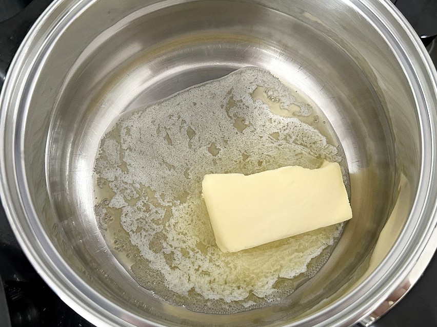 Zacznij szykować krem: najpierw rozpuść masło.