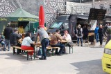 Piotrkowska 217 - strefa kultury w ten weekend (23-24.04) świętuje swoje dziesięciolecie. Są food trucki i koncerty