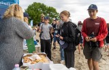 Mieszkańcy oraz turyści wspólnie z nami posprzątali plażę w Orłowie! Sukces akcji „Mój Bałtyk”! ZDJĘCIA