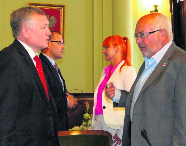 Poseł Wiesław Janczyk rozmawia z Krzysztofem Pawłowskim, w tle poseł Andrzej Romanek i Małgorzata Szostkiewicz