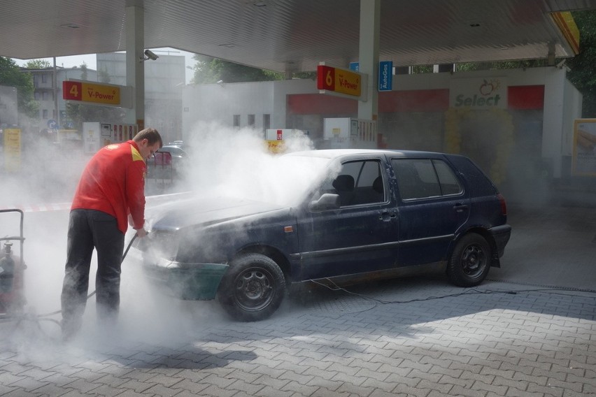 Sosnowiec: samochód płonął na stacji paliw Shell. To wszystko w ramach "Dnia Bezpieczeństwa" ZDJĘCIA