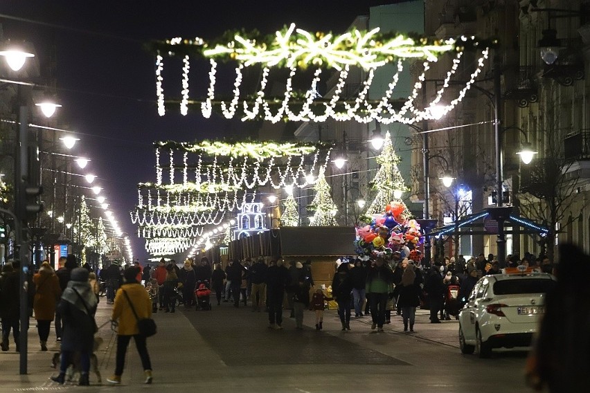 Iluminacja warta kilka milionów złotych rozświetliła Piotrkowską. Nie dało się przecisnąć przez ten tłum! ZDJĘCIA