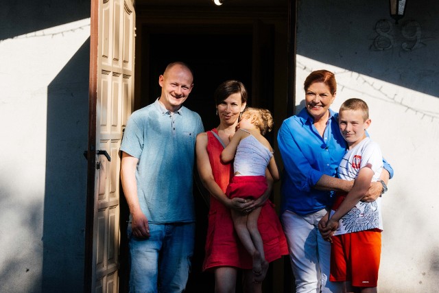 Rodzina z gminy Chrostkowo ma już nowy dom. Ekipa programu telewizji Polsat wyremontowała dom w Makówcu.