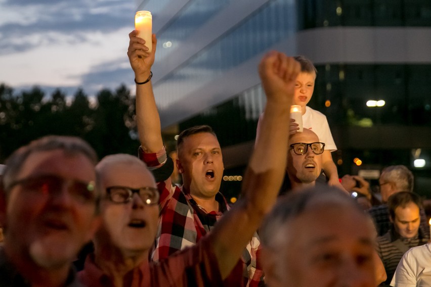 Łańcuch światła dla sądów. Tak protestowali mieszkańcy Krakowa [ZDJĘCIA]