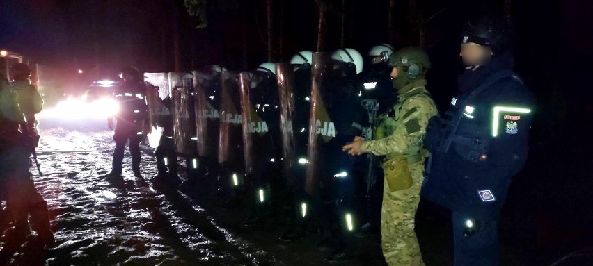 Kolejne próby sforsowania granicy. W okolicy Dubicz Cerkiewnych i Mielnika w żołnierzy leciały kamienie i petardy. Jedna osoba ranna