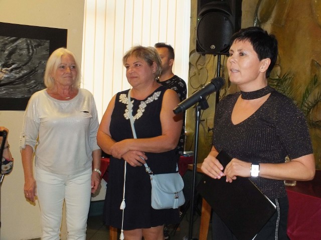Podczas wernisażu w Spółdzielczym Domu Kultury, od lewej: Danuta Zakrzewska, Małgorzata Gorzkowska, Beata Wiśniewska