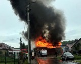 Pożar stodoły w Tychach. Strażacy walczyli z ogniem kilka godzin. W płomieniach zginęły zwierzęta