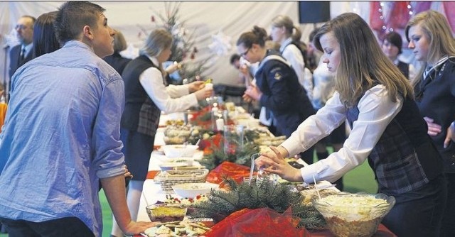 Zorganizowany wczoraj pokaz stołów wigilijnych to już tradycja w Zespole Szkół Morskich, gdzie przygotowano również wielki stół ze świątecznymi smakołykami dla uczestników i gości imprezy