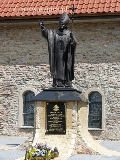 Pomnik Jana Pawła II w parafii pw. Narodzenia Najświętszej...