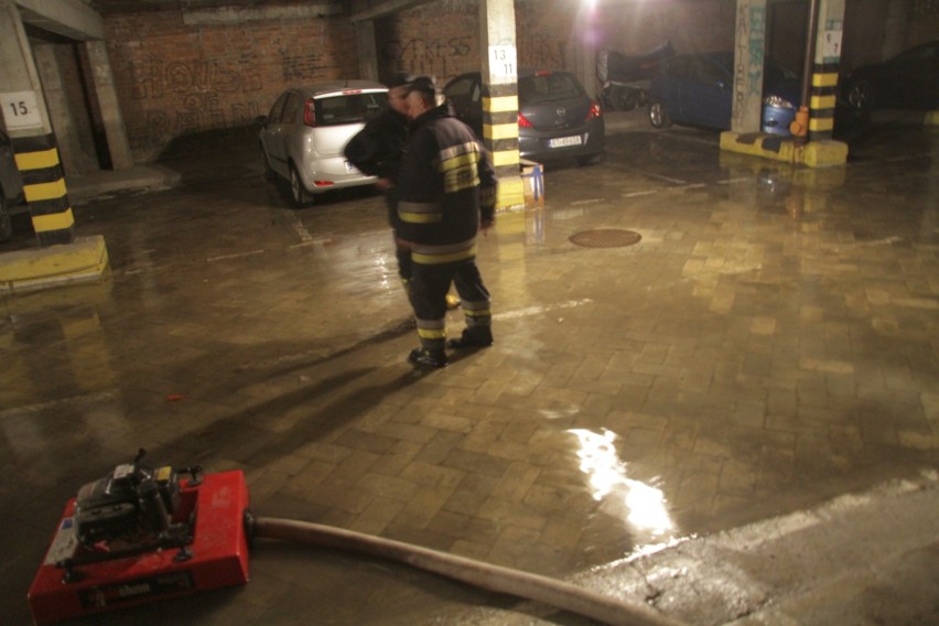 Tarnobrzeg. Ulewa zaskoczyła mieszkańców, zalane garaże i ulice. Strażacy pompują wodę (ZDJĘCIA)