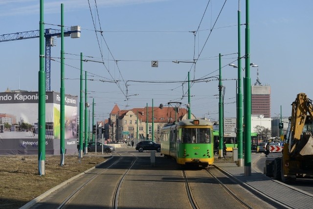 Słupy montowane na Kaponierze zostały zamówione zgodnie z obowiązującymi wówczas standardami, czyli w kolorze zielonym