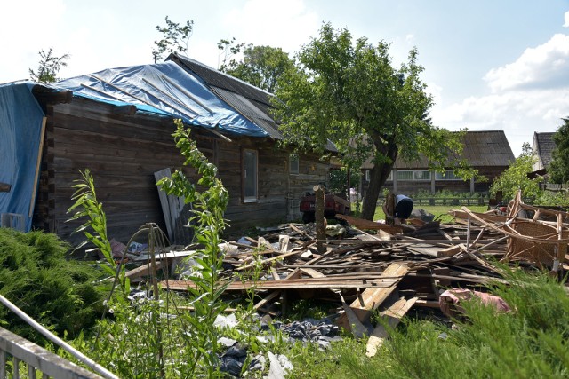 Krajobraz po piątkowej nawałnicy we wsi Rostołty
