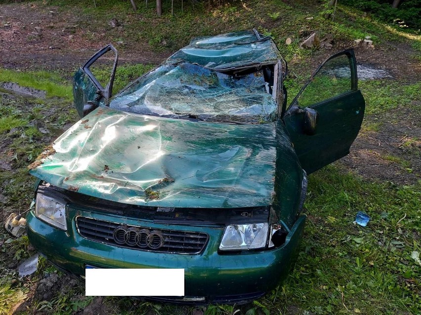 Bieśnik. Audi wypadło na zakręcie z drogi i dachowało. Kierowca samochodu osobowego trafił do szpitala [ZDJĘCIA]