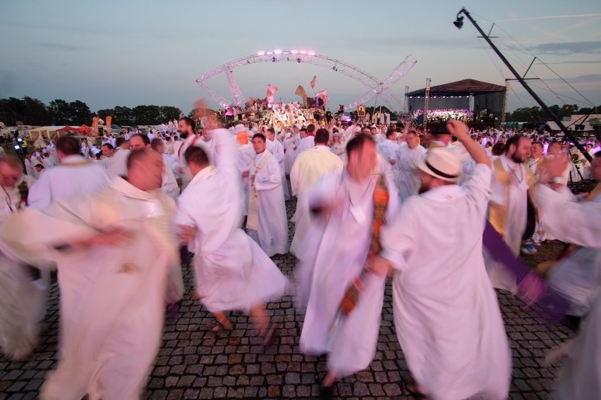 Lednica 2016: Tysiące młodych modli się przed Bramą-Rybą