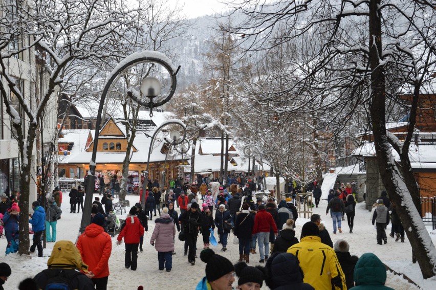 Zakopane zatłoczone. Tysiące turystów. Brakuje wody w kranach [ZDJĘCIA]