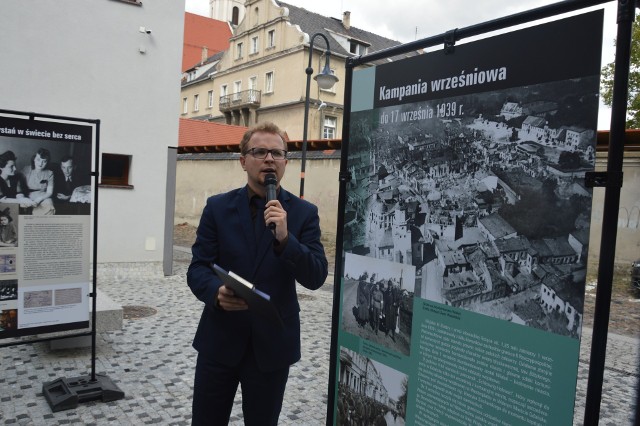 Historyczne treści wystawy zaprezentował jeden z jej autorów, Bartosz Janczak.