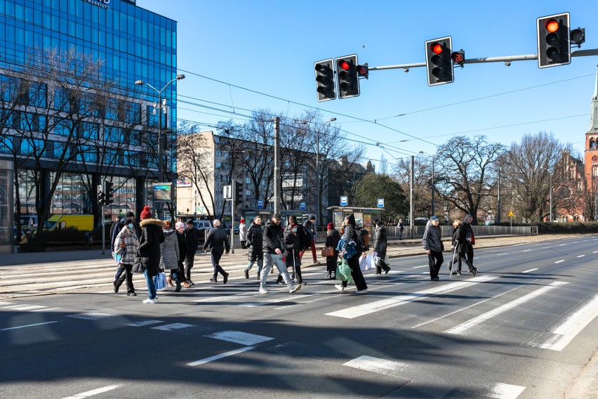 Zielone światło dla pieszych w wielu miejscach Szczecina jest za krótkie. W niektórych miejscach czas na pokonanie ulicy jest za krótki