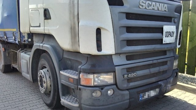 Skontrolowany przez śląską Inspekcję Transportu Drogowego kierowca, prowadził pojazd niedopuszczony do ruchu. Ciężarówka była w złym stanie technicznym. Kierowca naruszył również wakacyjny zakaz ruchu. Fot. GITD
