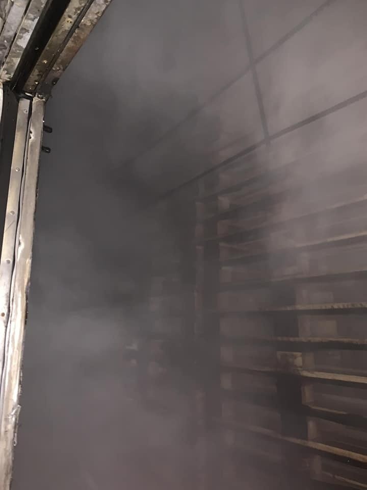 Myszyniec. Pożar hali w tartaku, 29.11.2023. W akcji brało udział siedem zastępów straży pożarnej