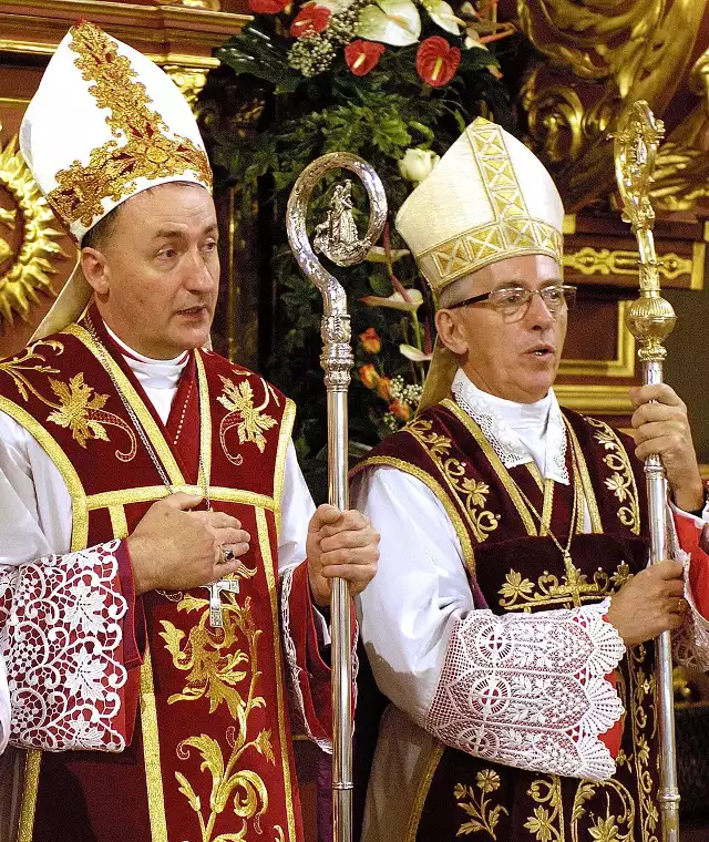 Biskup Andrzej Jeż (z lewej) dwa lata pomagał arcybiskupowi Wiktorowi Skworcowi (z prawej) w kierowaniu diecezją tarnowską. Po jego odejściu do Katowic Papież wskazał bp Jeża na ordynariusza