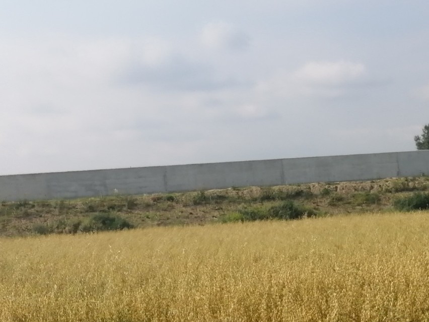 Betonowy mur i ogromne wrota powstają na wale opaskowym w prawobrzeżnej części Sandomierza! Zobacz tę wyjątkową budowlę [ZDJĘCIA]