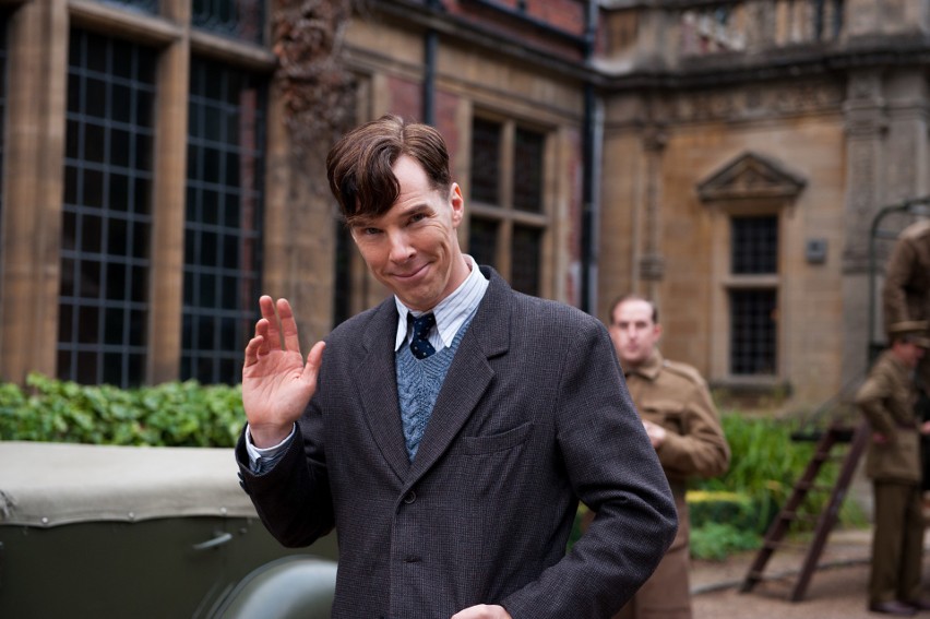 Benedict Cumberbatch wcielając się w rolę Alana Turinga...