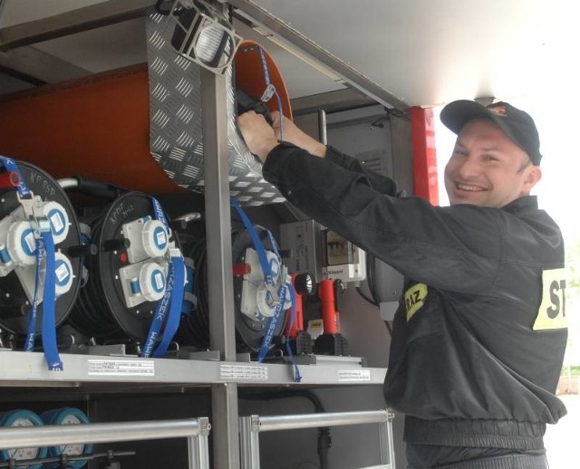 St. sekc. Jacek Nowakowicz prezentuje wyposażenie kontenera inżynieryjno - technicznego. W razie potrzeby kontener może być załadowany na samochód i wysłany na miejsce akcji. Są w nim m. in. urządzenia hydrauliczne.