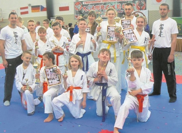 Młodzi karatecy koneckiego klubu bardzo dobrze wypadli w międzynarodowych zawodach, które odbyły się w Kobierzycach. 