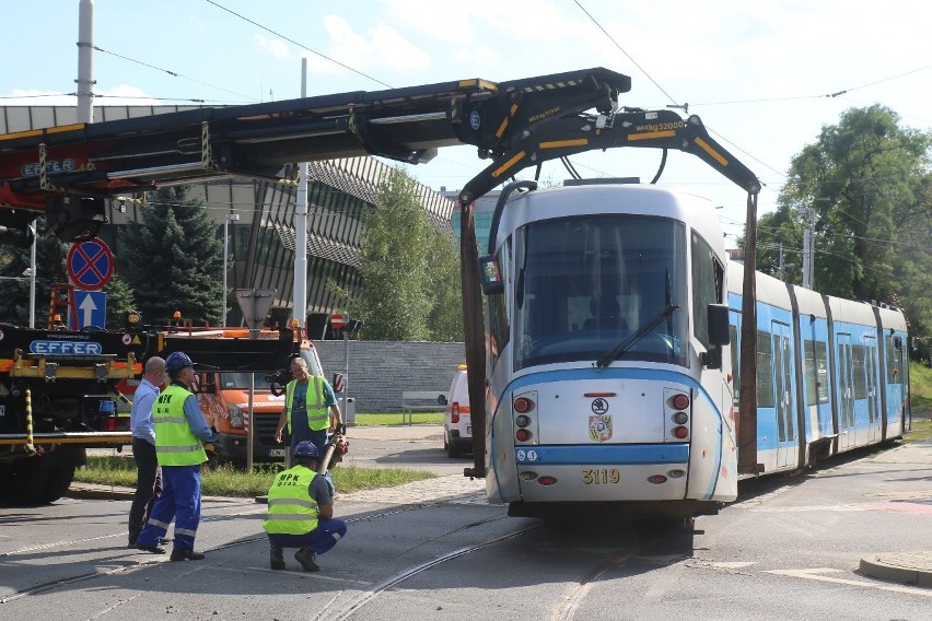 Wykolejenie tramwaju na Legnickiej. Są utrudnienia