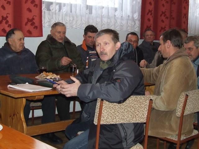Stanisław Kulwicki (na pierwszym planie) zachęca rolników z powiatu by dołączyli się do protestujących