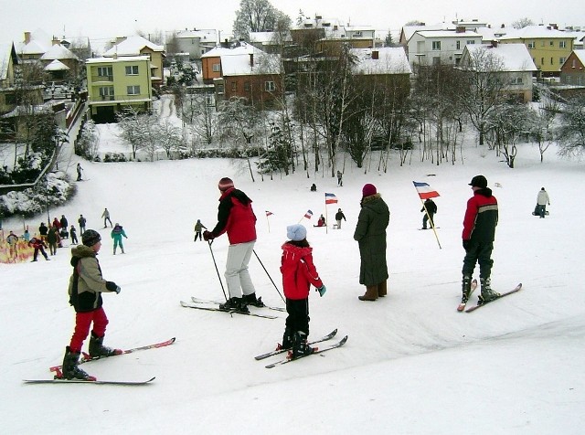 W Sandomierzu niewielka górka w parku Piszczele przyciąga wiele narciarzy.