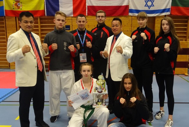 Ekipa Koneckiego Klubu karate Kyokushin z trenerem Mateuszem Garbaczem.