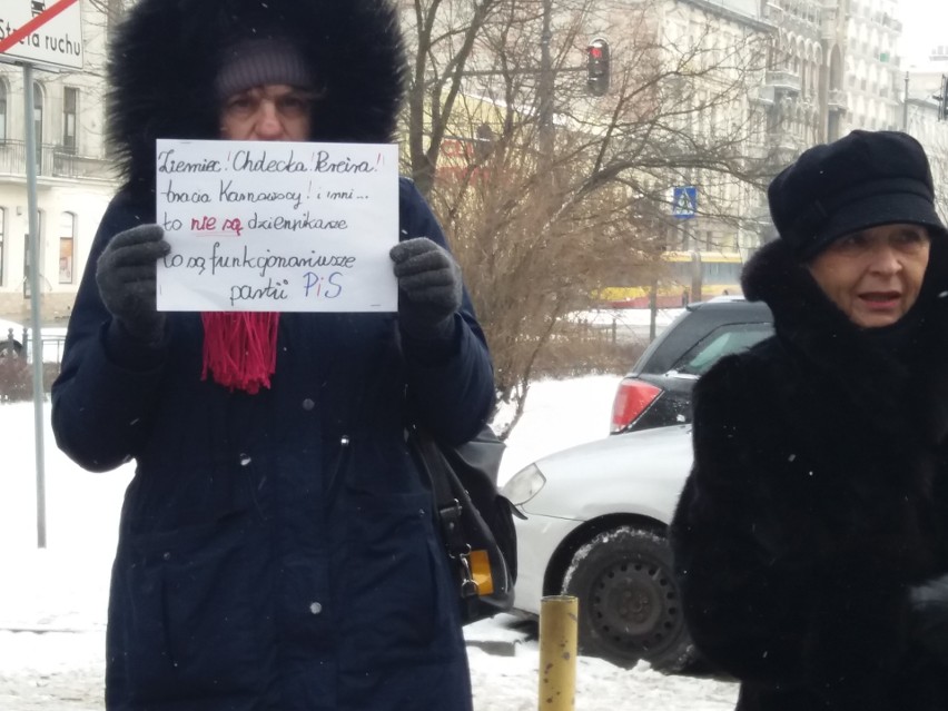 Protest w obronie wolności słowa przed siedzibą łódzkiej TVP