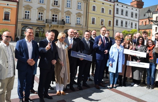 Koalicjanci w Tarnowie i regionie podsumowali kampanię na Rynku. Ujawnili, na jakie wyniki wyborów liczą w Tarnowie i regionie