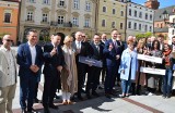 Wybory 2024 Tarnów. „Koalicja 15 października”: Jesteśmy gotowi objąć władzę w samorządach. Na Rynku kandydaci podsumowali kampanię. Zdjęcia