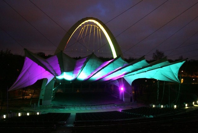 Amfiteatr podświetlony jest wszystkimi kolorami tęczy. Także nowymi barwami Szczecina, nawiązującymi do symboliki pływających ogrodów.