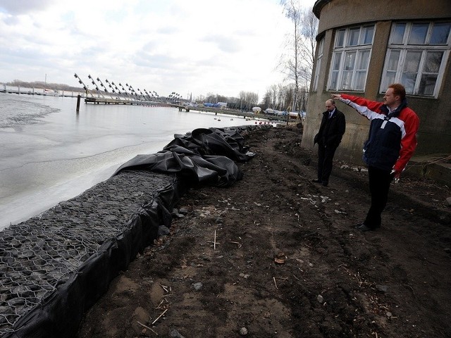 W tym miejscu ma powstać marina i umocnione nabrzeże. Nie wiadomo jednak kiedy to się stanie, bo wykonawca popadł w tarapaty finansowe. Na zdjęciu dyrektor Sebastian Wypych (z lewej) oraz Bartosz Raszkowski. 