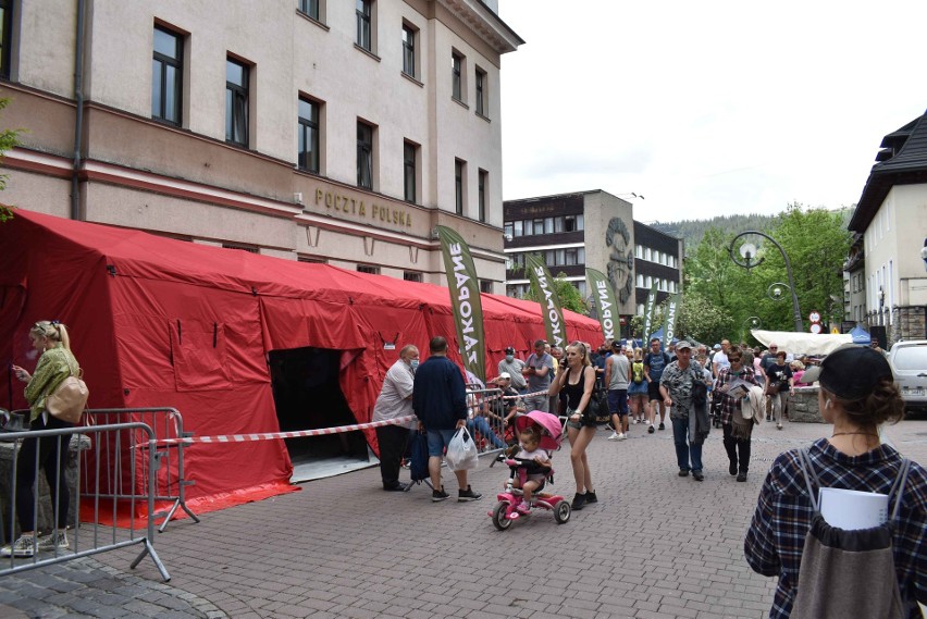 Zakopane. Szczepienia przeciw covid-19 na Krupówkach. Kolejki chętnych - i miejscowych, i turystów 