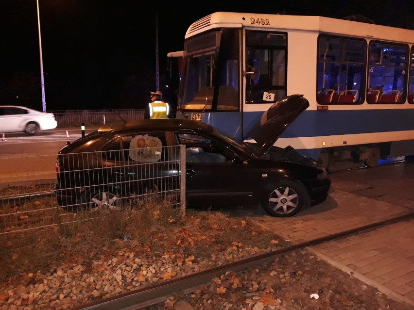 Wypadek na Kosmonautów. Nie jeżdżą tramwaje do Leśnicy