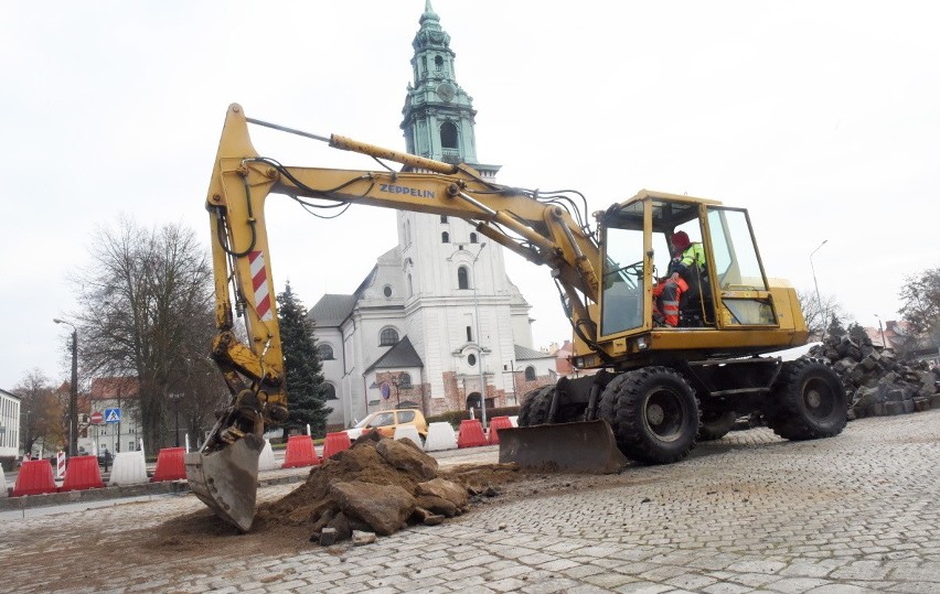 Końcowy etap prac na placu św. Jadwigi Śląskiej w Krośnie...